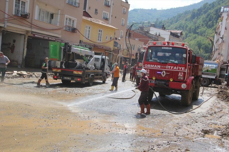 Giresun'da arama, temizlik ve yıkım çalışmaları devam ediyor