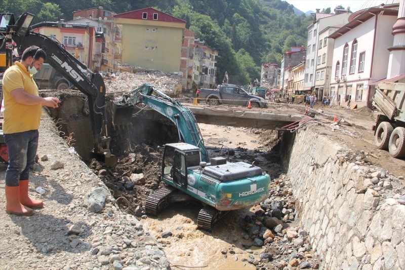 Giresun'da arama, temizlik ve yıkım çalışmaları devam ediyor