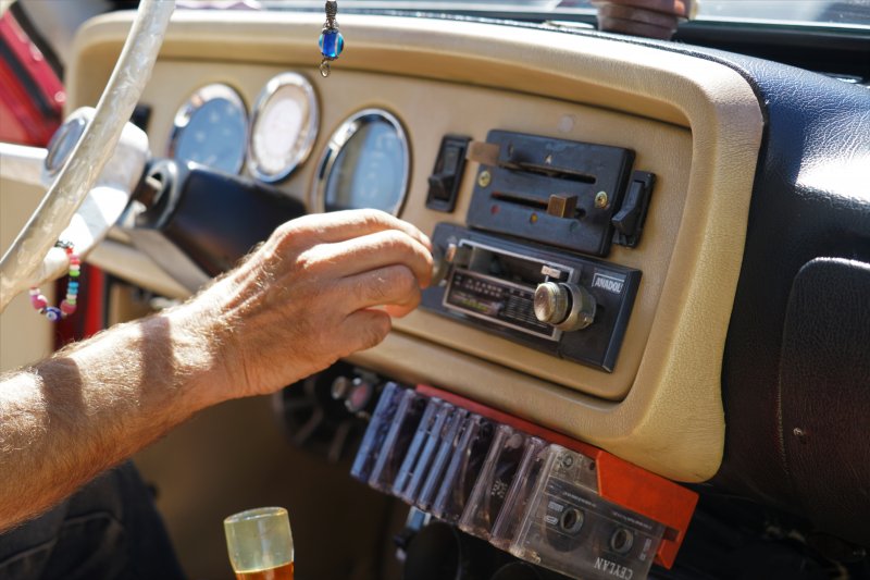 Bin TL'ye aldığı aracı lüks otomobile çevirdi