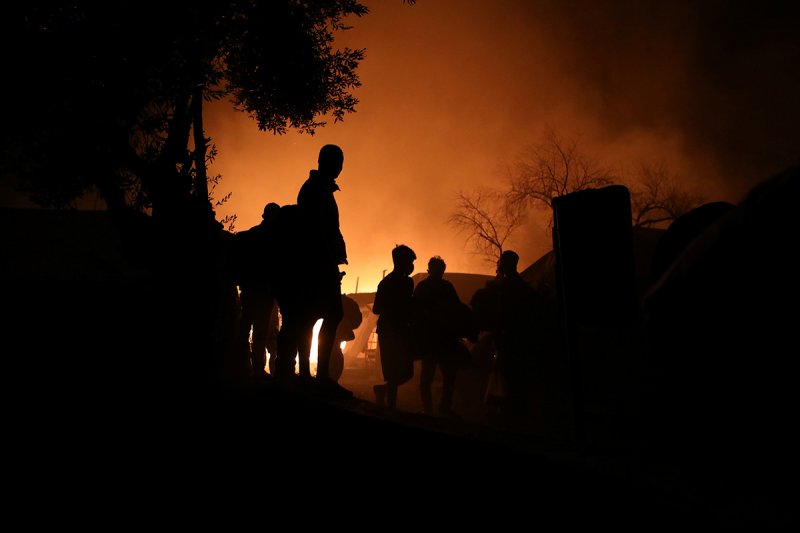 Midilli Adası'ndaki sığınmacı kampı, yangında küle döndü
