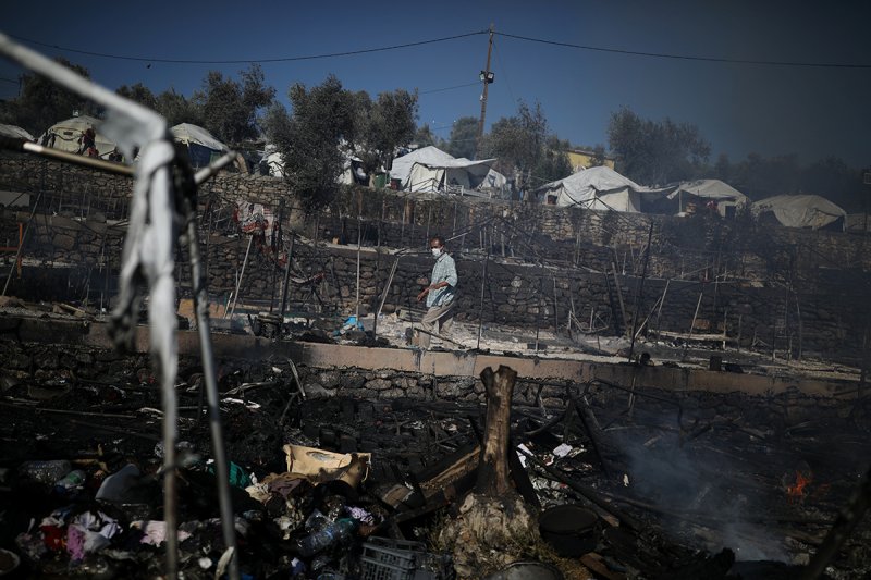 Midilli Adası'ndaki sığınmacı kampı, yangında küle döndü