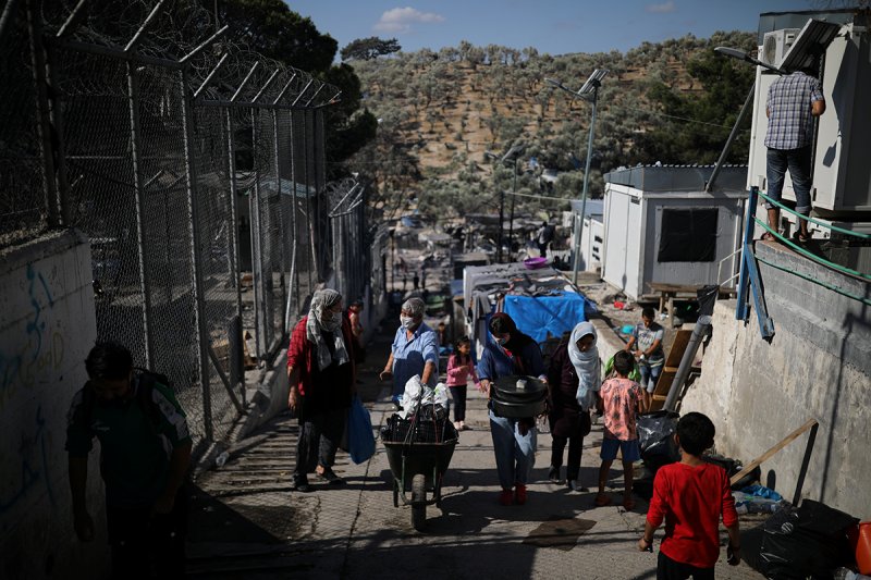 Midilli Adası'ndaki sığınmacı kampı, yangında küle döndü