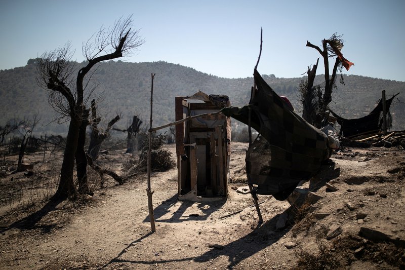 Midilli Adası'ndaki sığınmacı kampı, yangında küle döndü
