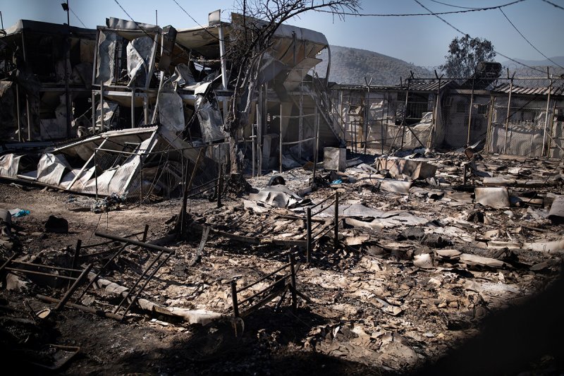 Midilli Adası'ndaki sığınmacı kampı, yangında küle döndü