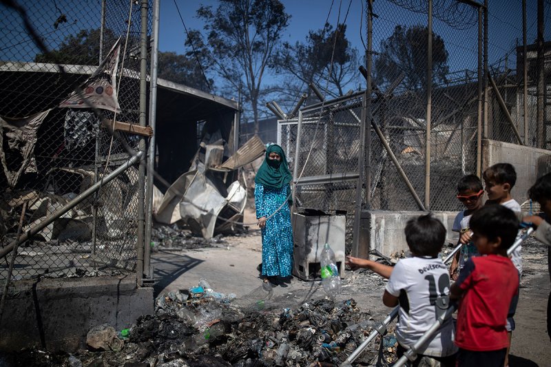 Midilli Adası'ndaki sığınmacı kampı, yangında küle döndü