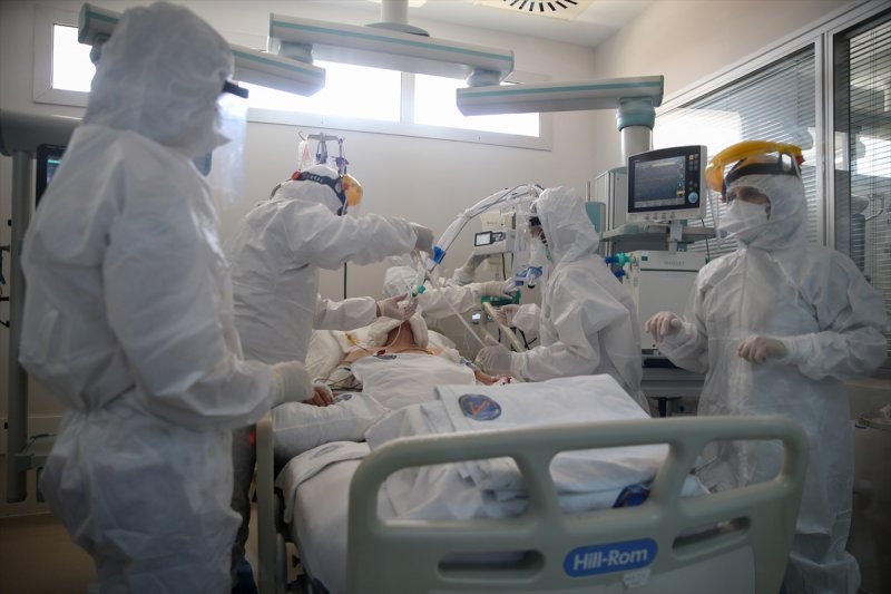 Fedakar sağlık çalışanlarının entübe hastalar için mücadelesi