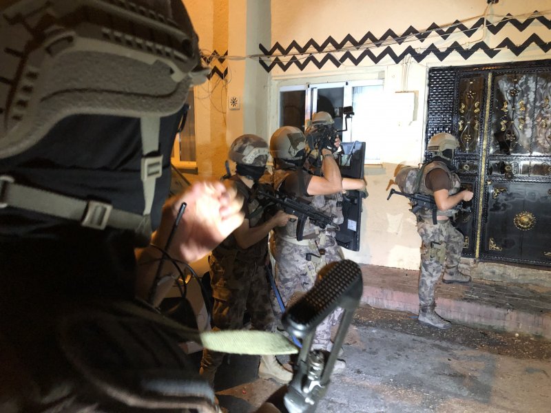 Bursa’da 500 polis ile uyuşturucu tacirlerine düzenlenen şafak operasyonu