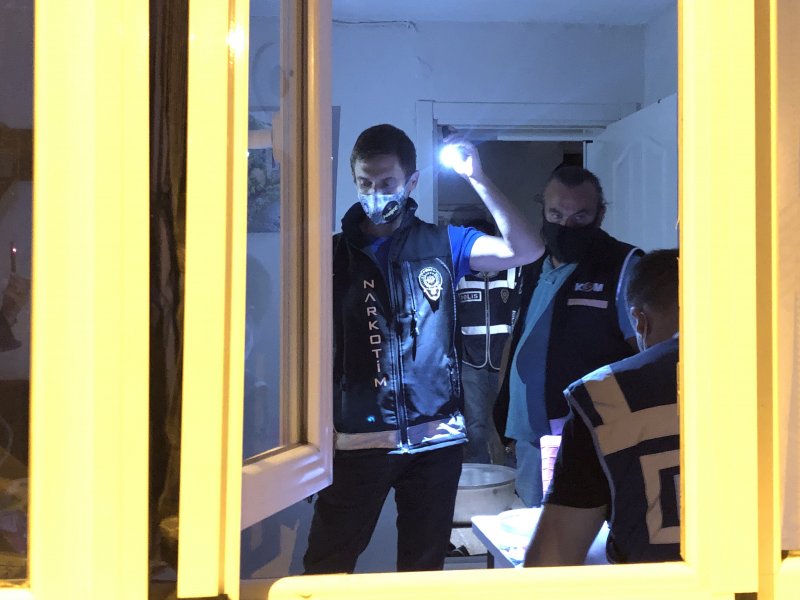 Bursa’da 500 polis ile uyuşturucu tacirlerine düzenlenen şafak operasyonu