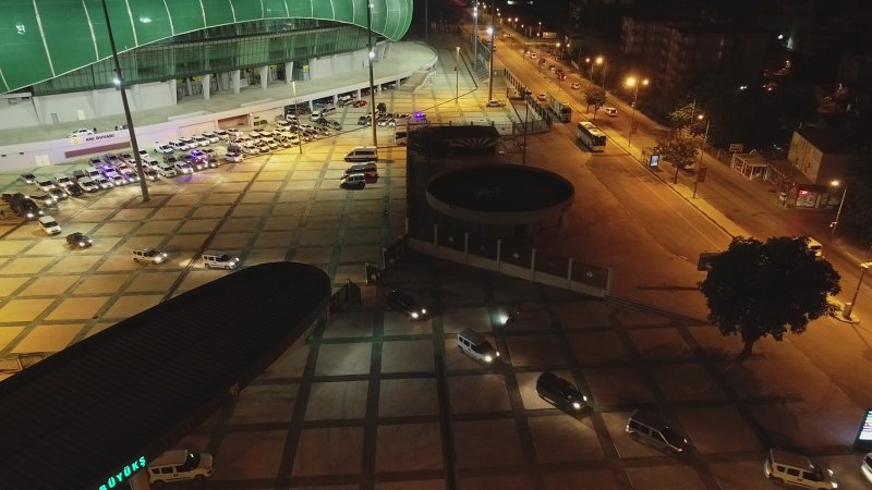 Bursa’da 500 polis ile uyuşturucu tacirlerine düzenlenen şafak operasyonu