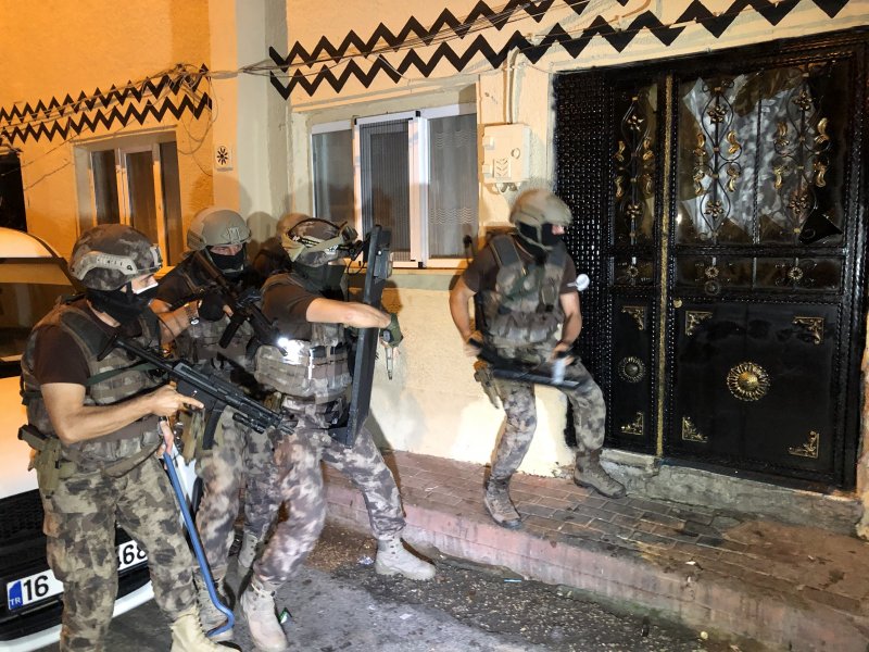 Bursa’da 500 polis ile uyuşturucu tacirlerine düzenlenen şafak operasyonu