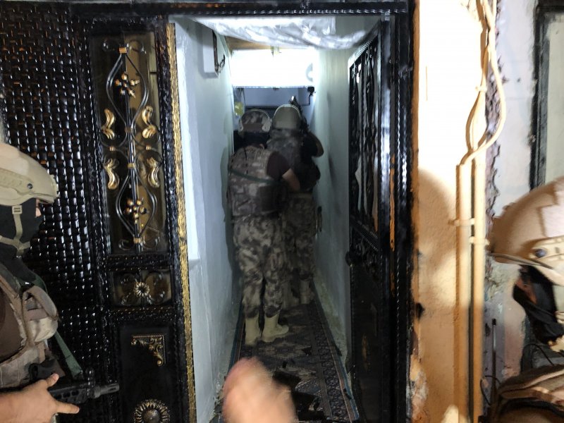 Bursa’da 500 polis ile uyuşturucu tacirlerine düzenlenen şafak operasyonu