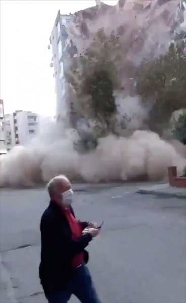İzmir depreminin yıkımını gözler önüne seren kareler