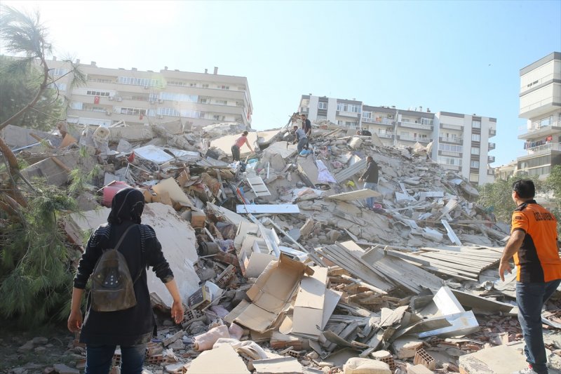 İzmir depreminin yıkımını gözler önüne seren kareler