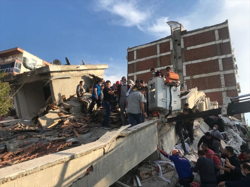 İzmir depreminin yıkımını gözler önüne seren kareler