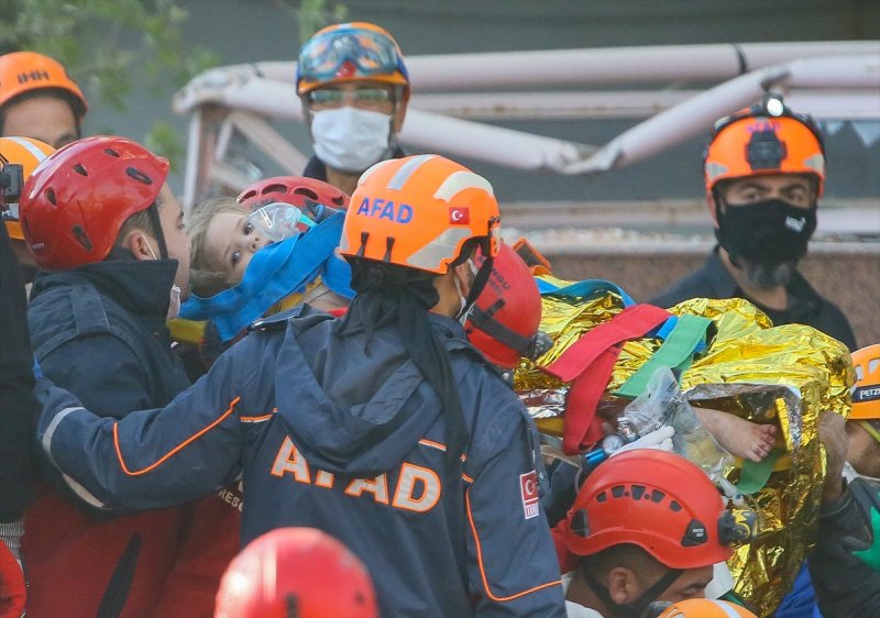 İzmir�deki depremde 91�inci saatte gelen mucize Ayda bebek