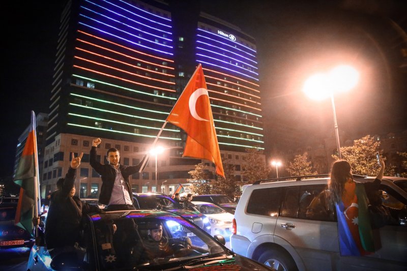 Azerbaycan'da Karabağ zaferi sevinci
