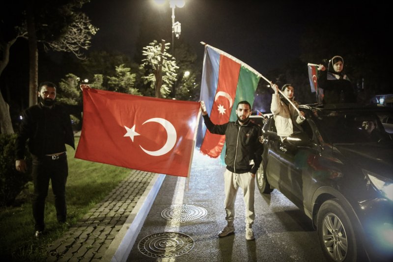 Azerbaycan'da Karabağ zaferi sevinci