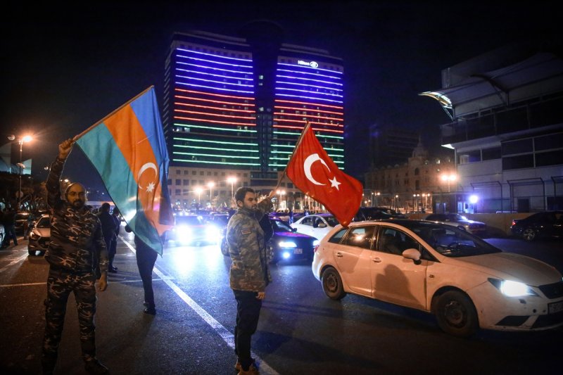 Azerbaycan'da Karabağ zaferi sevinci