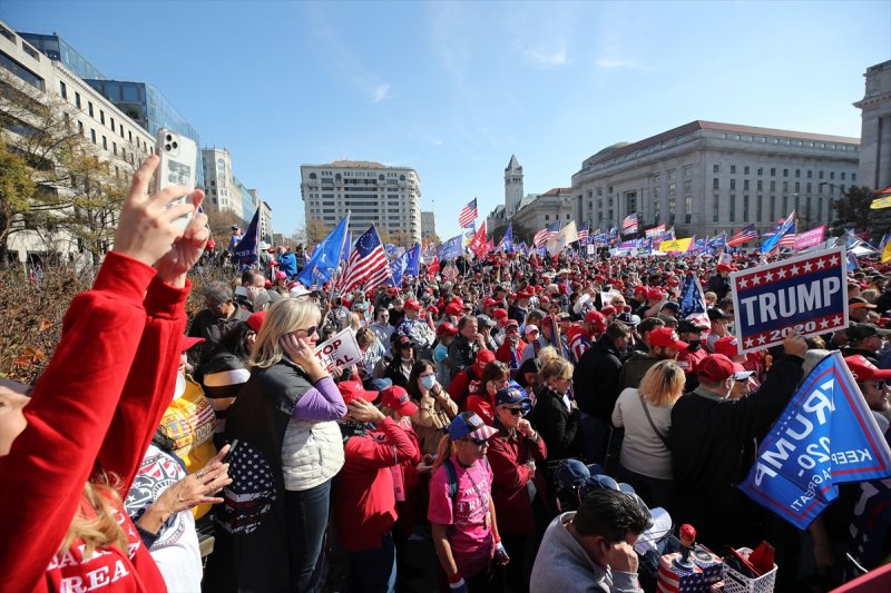 ABD'nin başkentinde yüz binlerce Trump taraftarı yürüdü