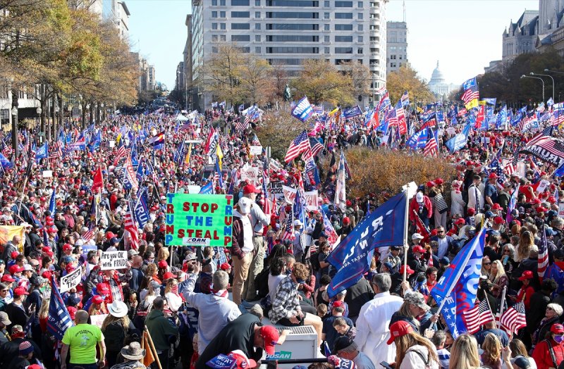 ABD'nin başkentinde yüz binlerce Trump taraftarı yürüdü