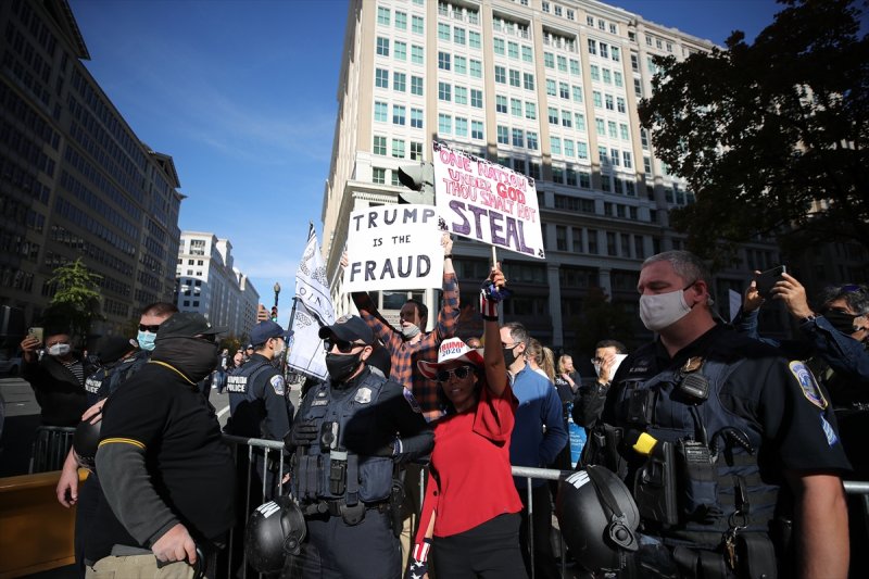 ABD'nin başkentinde yüz binlerce Trump taraftarı yürüdü