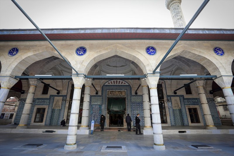 Restorasyonu tamamlanan Rüstem Paşa Camisi, ibadete açıldı
