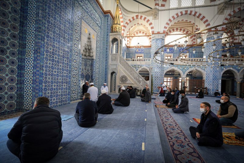 Restorasyonu tamamlanan Rüstem Paşa Camisi, ibadete açıldı