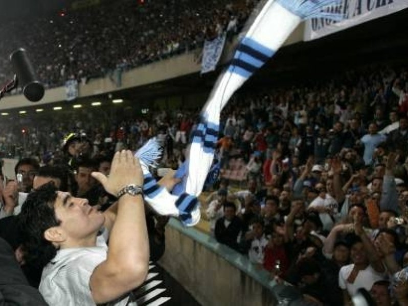 Maradona'nın ölümü, Napoli'yi yasa boğdu