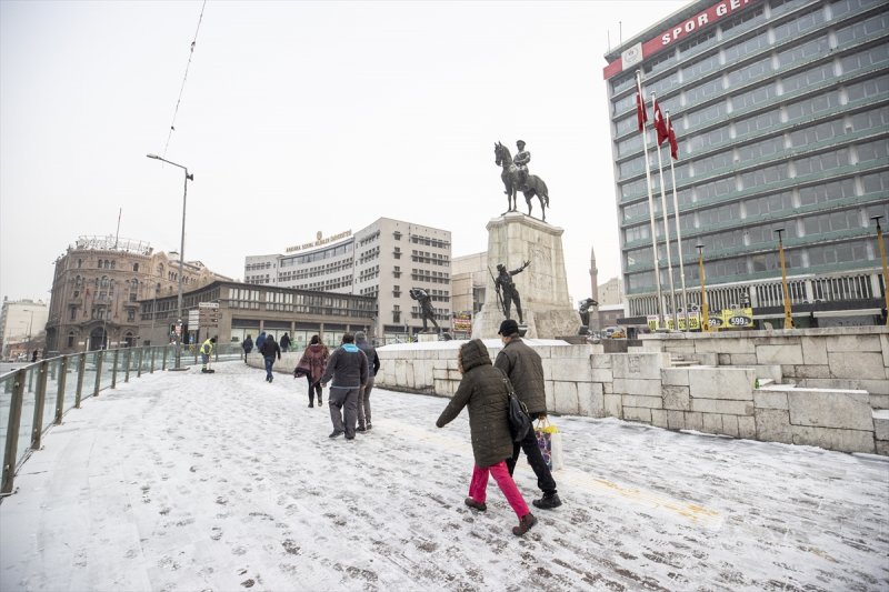 Ankara'ya kar yağdı