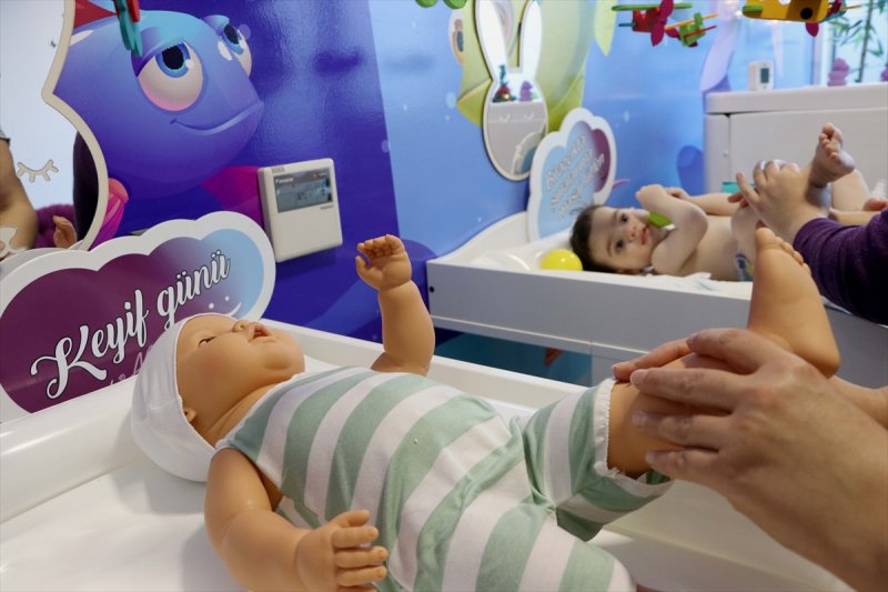 Diyarbakır'da bebeklere jakuzi ve masajla gelişim desteği