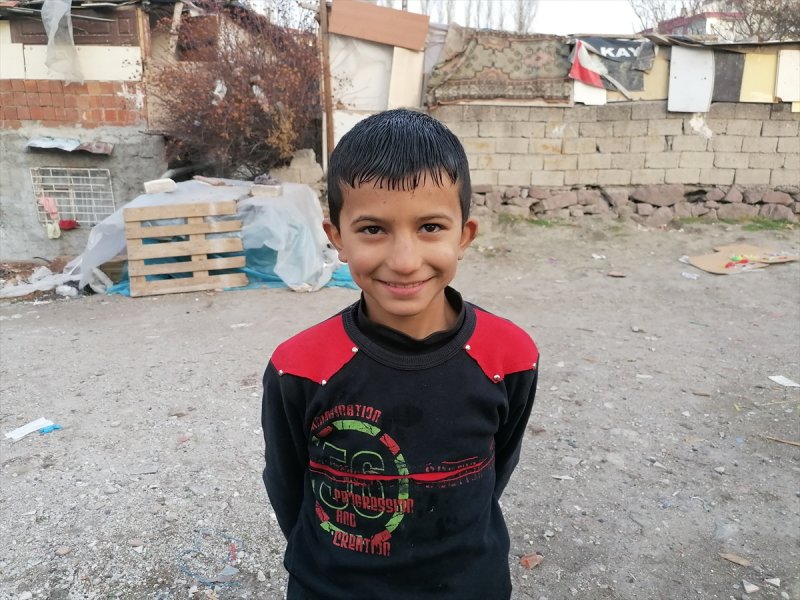 Ankara'da göçmen çocuklar için saç kesimi etkinliği