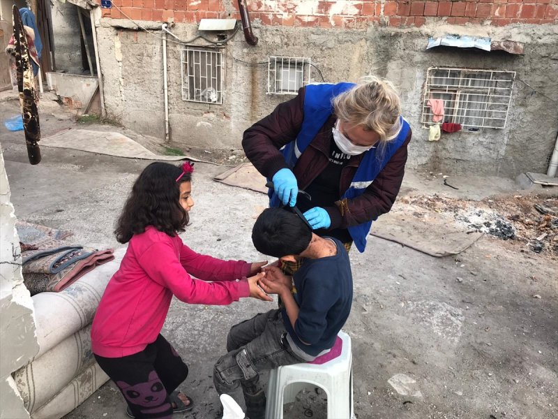 Ankara'da göçmen çocuklar için saç kesimi etkinliği
