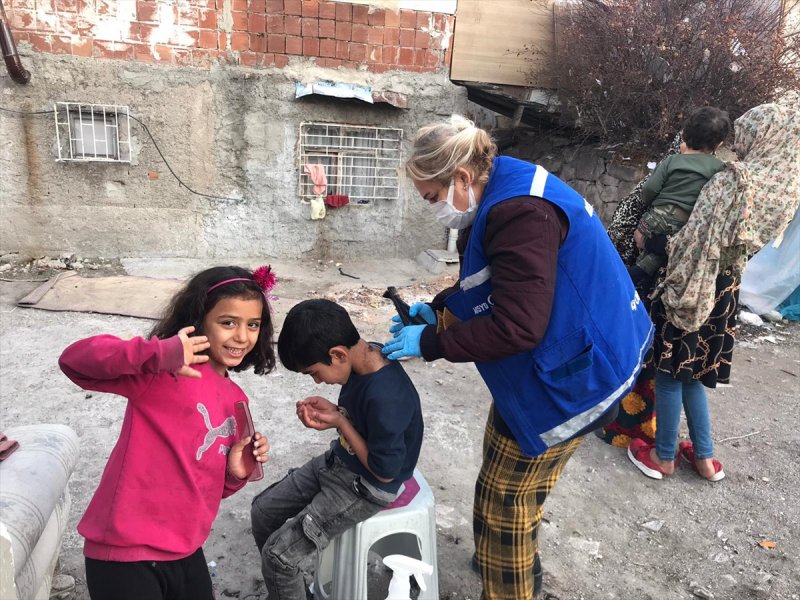 Ankara'da göçmen çocuklar için saç kesimi etkinliği