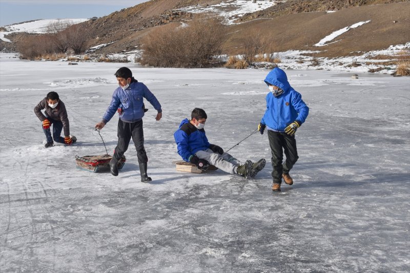 Buz tutan Kars Çayı'nda köylüler curling oynadı