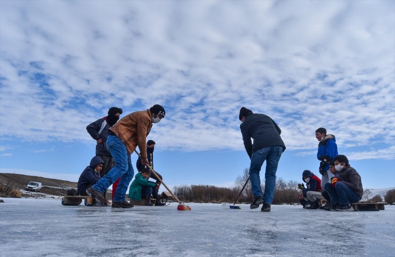 Buz tutan Kars Çayı'nda köylüler curling oynadı