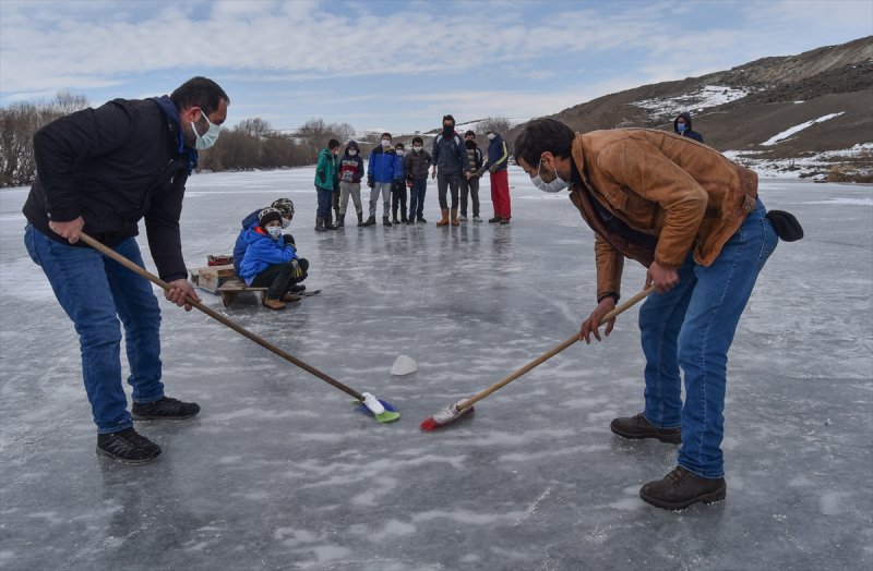 Buz tutan Kars Çayı'nda köylüler curling oynadı
