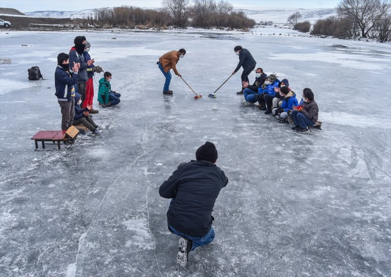 Buz tutan Kars Çayı'nda köylüler curling oynadı