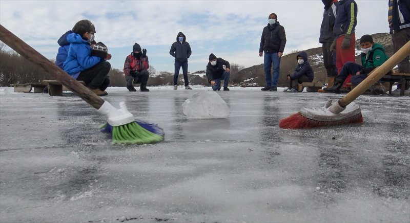 Buz tutan Kars Çayı'nda köylüler curling oynadı