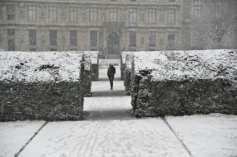 Paris'te kar yağışı
