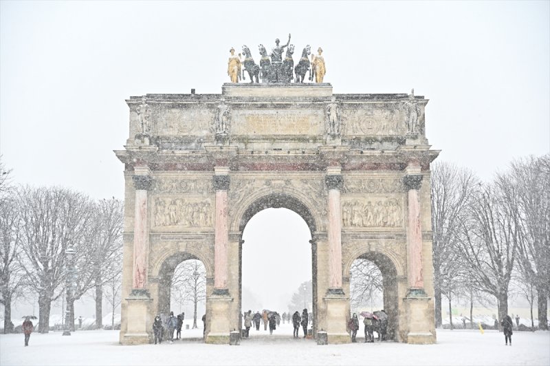 Paris'te kar yağışı