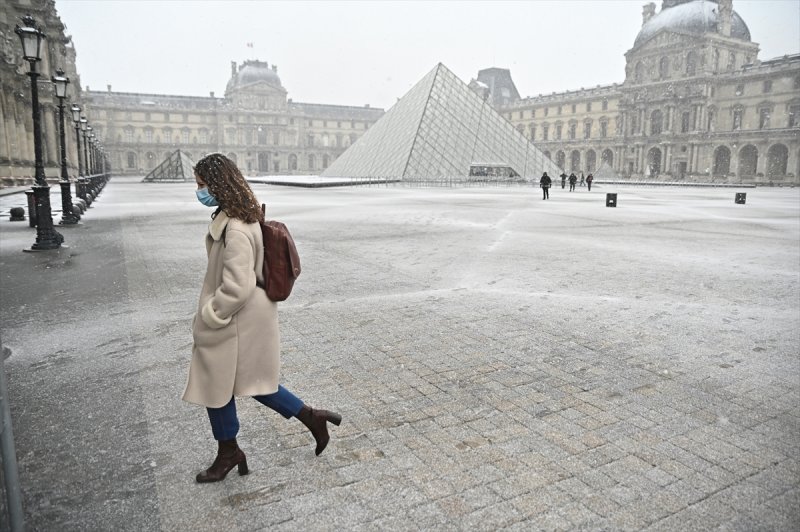 Paris'te kar yağışı
