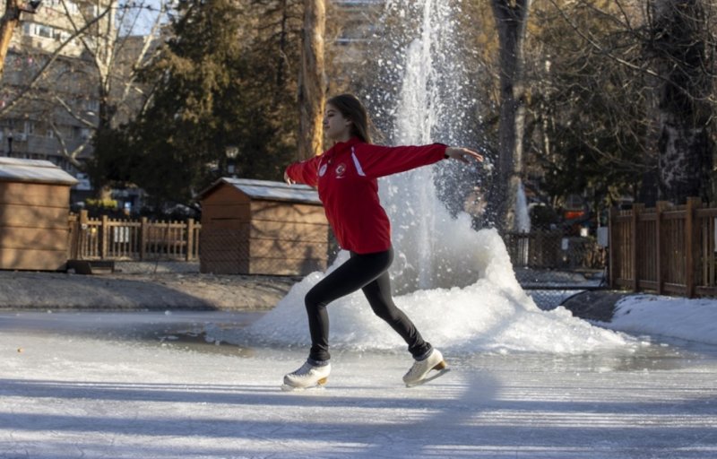 Kuğulu Park'ta buz pateni keyfi