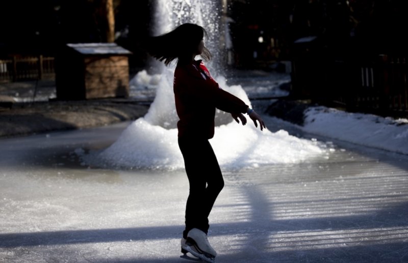 Kuğulu Park'ta buz pateni keyfi