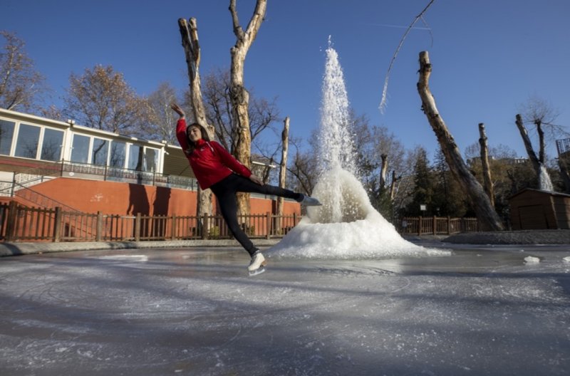 Kuğulu Park'ta buz pateni keyfi
