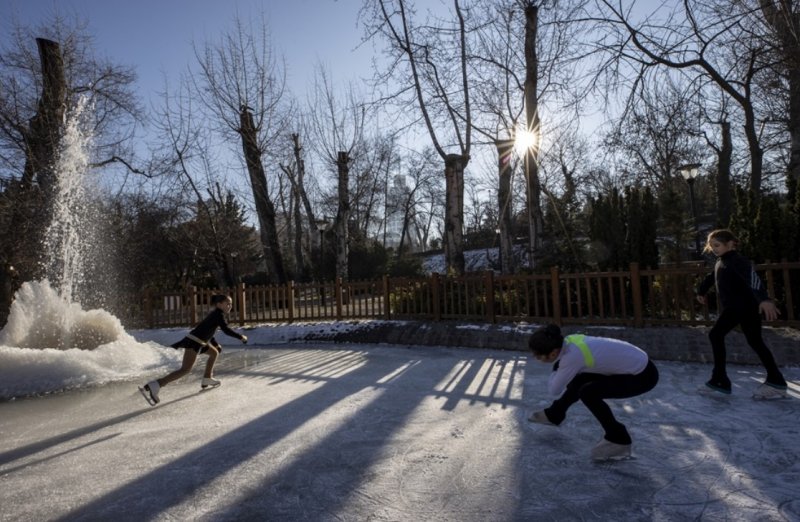 Kuğulu Park'ta buz pateni keyfi