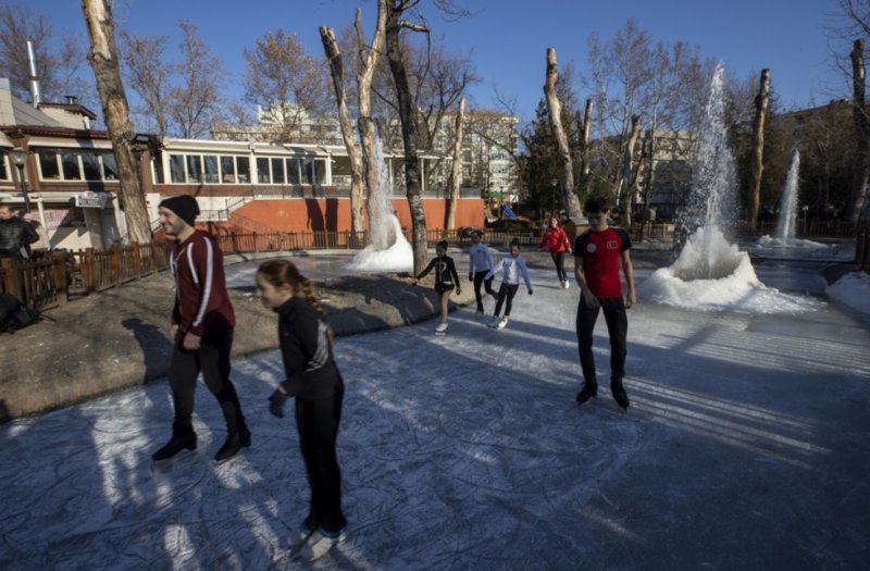 Kuğulu Park'ta buz pateni keyfi