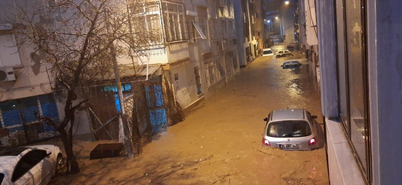 İzmir'de sağanak yağış etkili oldu