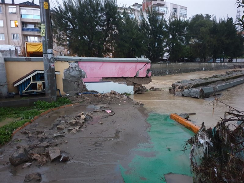 İzmir'de sağanak yağış etkili oldu