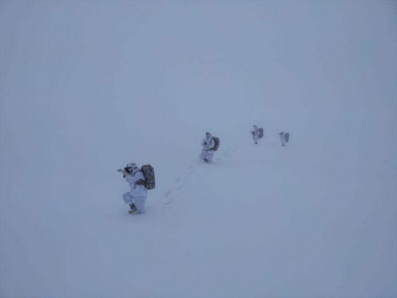 Mehmetçik, 1.5 metre karda teröristlerin izini sürüyor