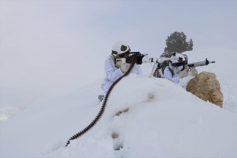 Mehmetçik, 1.5 metre karda teröristlerin izini sürüyor
